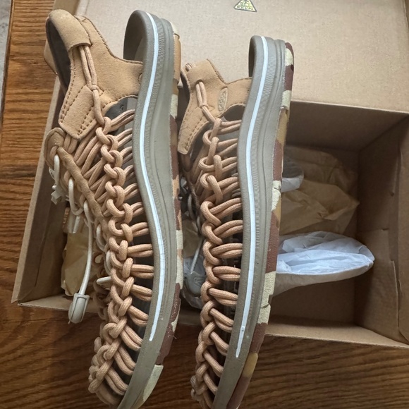 Keen "Uneek" Sandal Size 8.5/39 - Picture 4 of 7